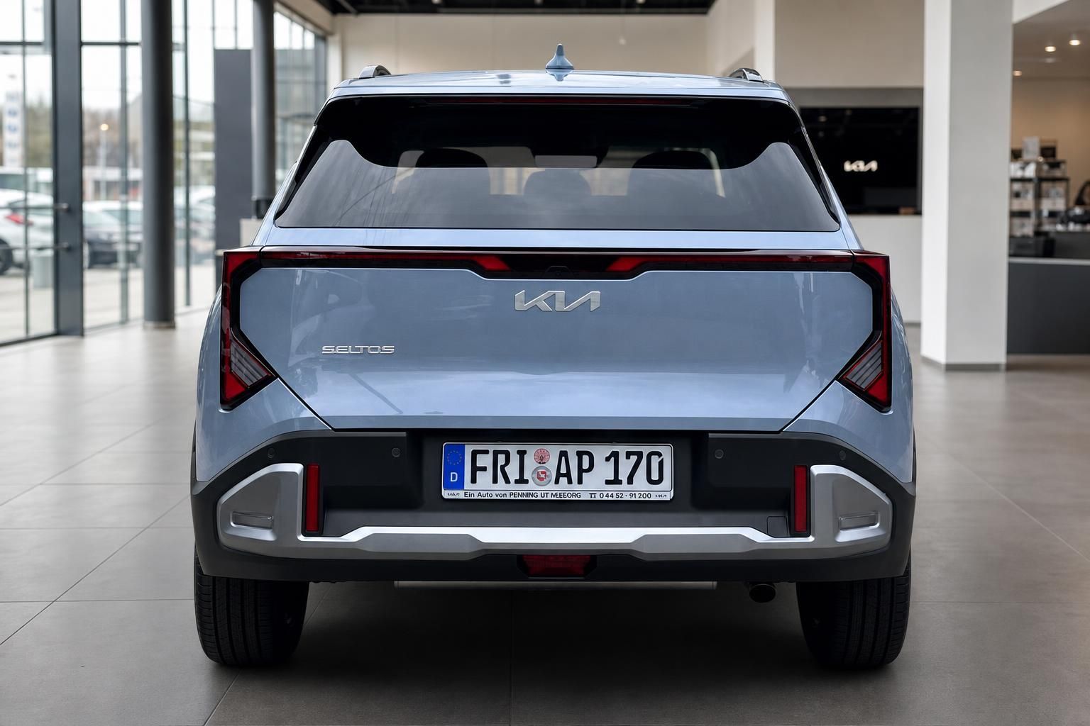 Kia Seltos Heckansicht frontal mit Kennzeichen im Autohaus