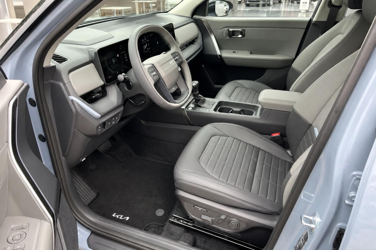 Kia Innenraum: Cockpit mit Lederausstattung und digitalem Kombiinstrument
