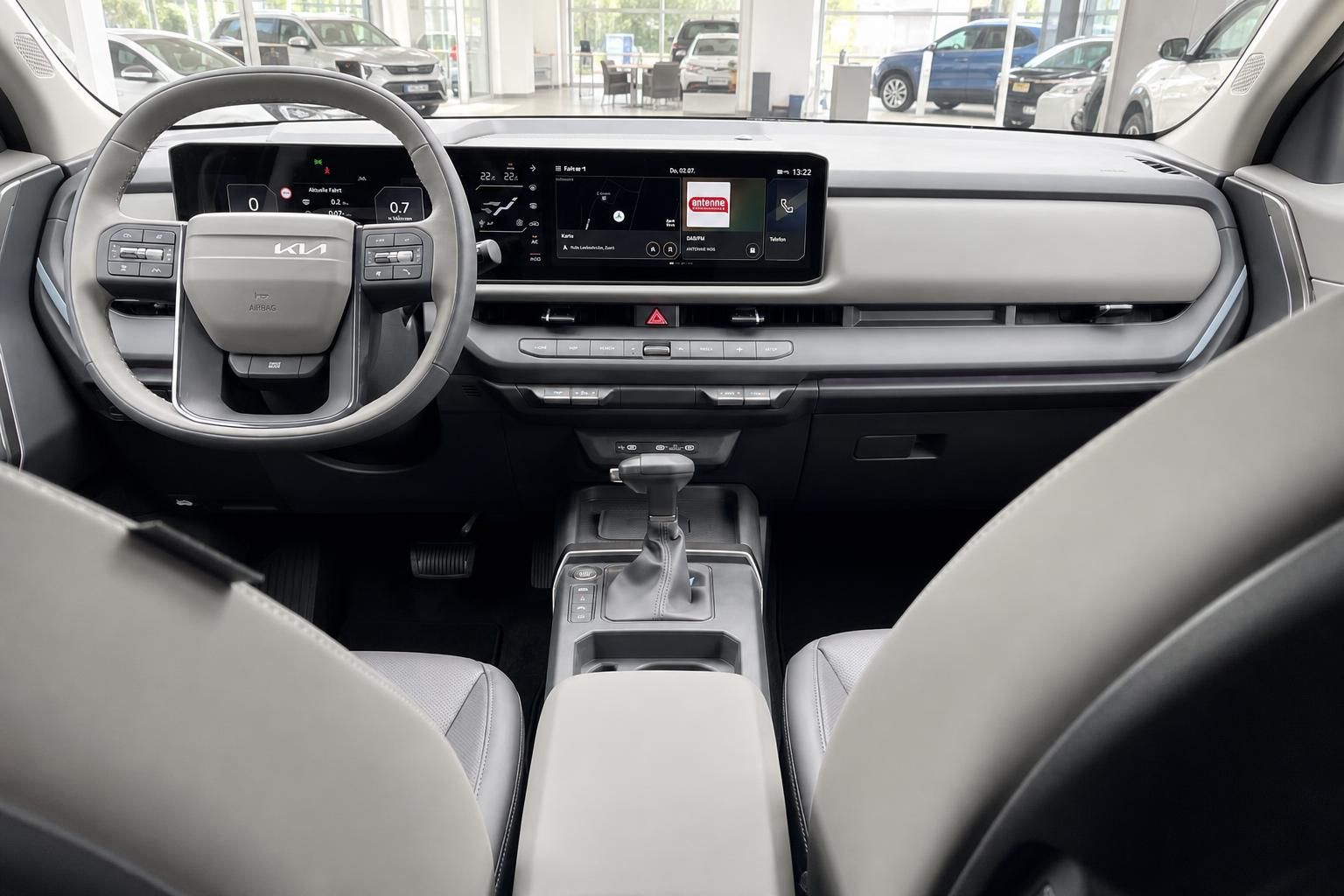 Kia Cockpit-Ansicht: Lenkrad, Touchscreen und Mittelkonsole im Autohaus