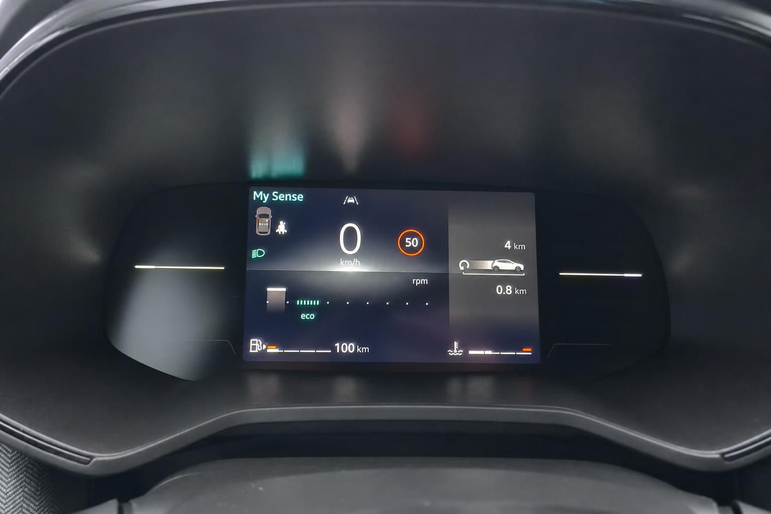 Digitales Armaturenbrett mit My Sense Display zeigt Geschwindigkeit, Reichweite und Fahrzeugfunktionen