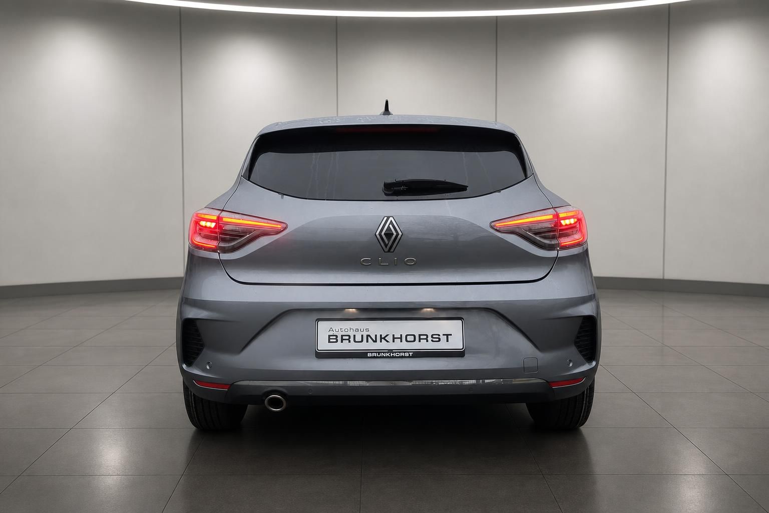 Renault Clio Heckansicht grau mit LED-Rücklichtern und Autohaus Brunkhorst Kennzeichen