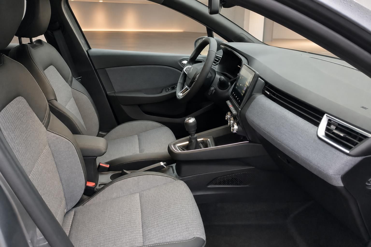 Renault Cockpit mit Schaltgetriebe und grauen Sportsitzen - Fahrerinnenraum