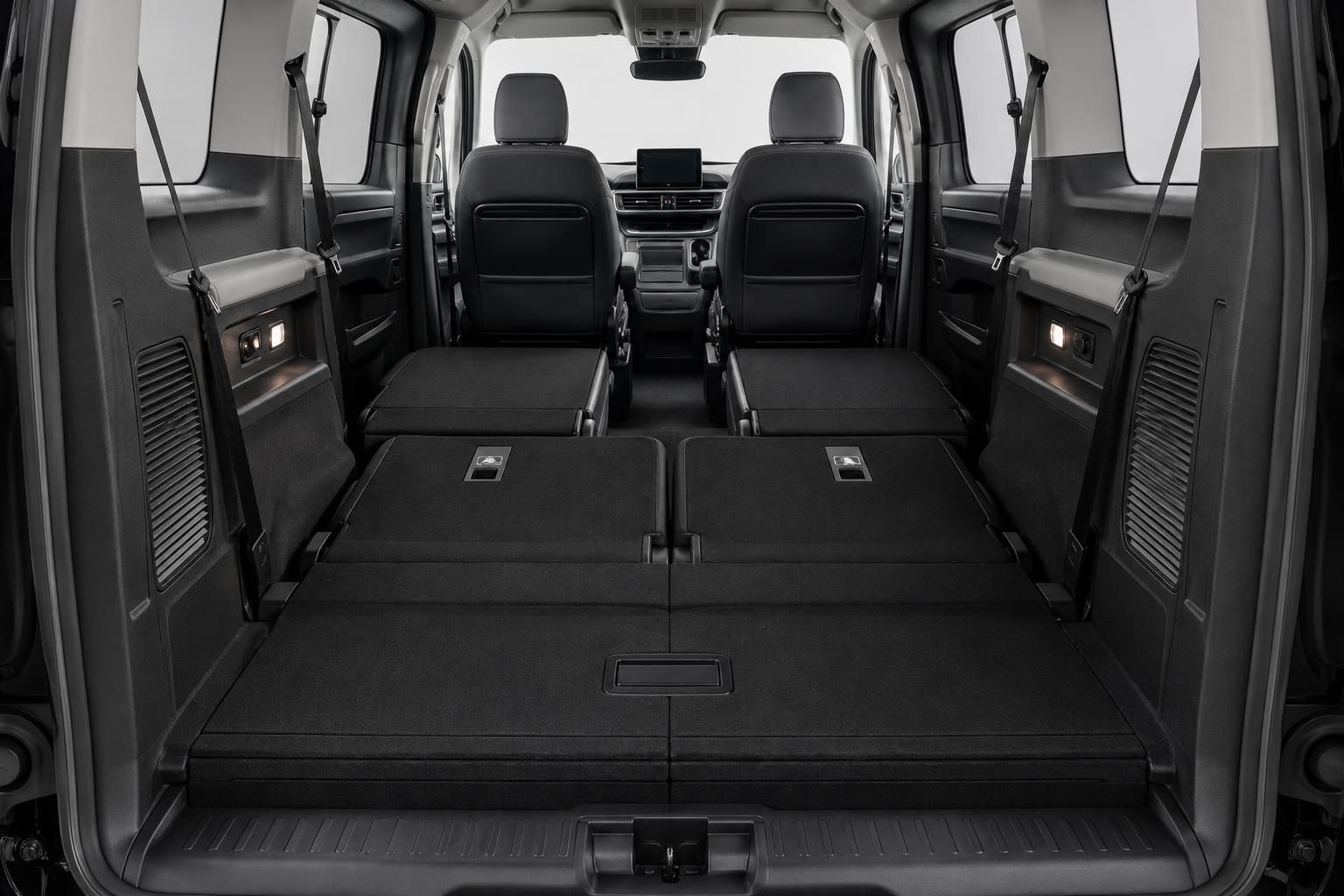 Ford Transit Custom Innenraum mit umgeklappten Rücksitzen