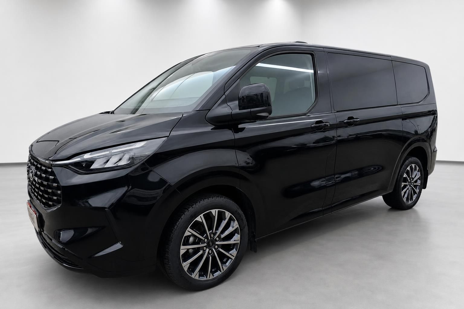 Ford Transit Custom schwarz Frontansicht im Studio