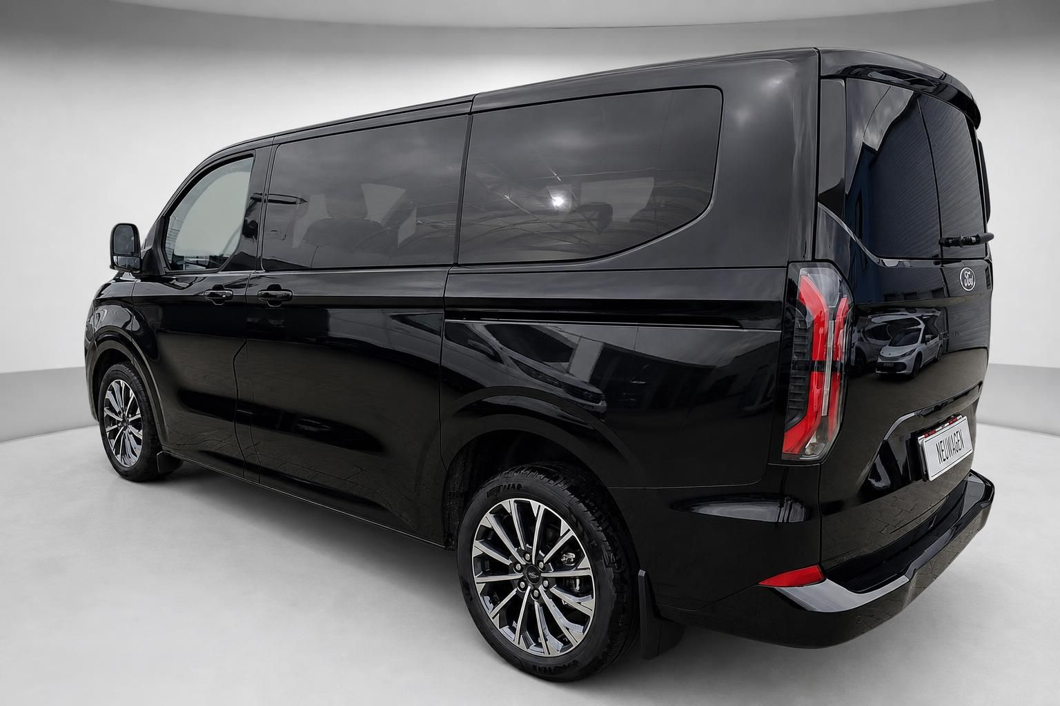 Ford Transit Custom schwarz Heckansicht seitlich