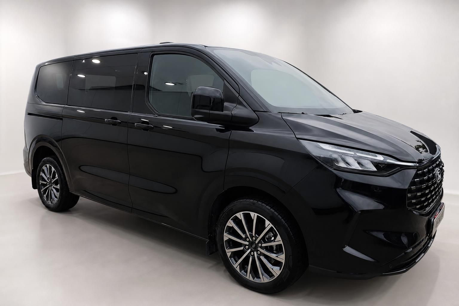 Ford Tourneo Custom schwarz, Seiten-Frontansicht Studioaufnahme