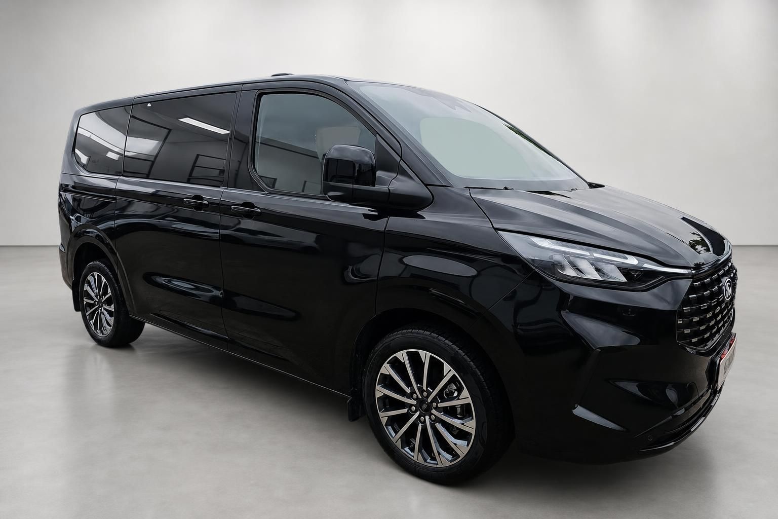 Ford Tourneo Custom schwarz, Frontansicht schräg im Studio