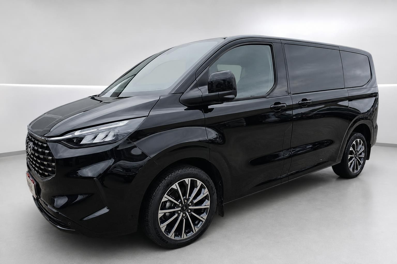 Ford Tourneo Custom schwarz, Seiten-Frontansicht Studiofoto