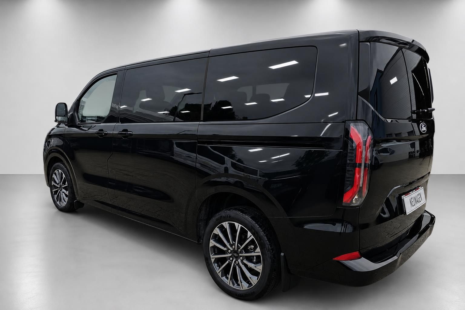 Ford Tourneo Custom schwarz, Seiten-Heckansicht im Studio