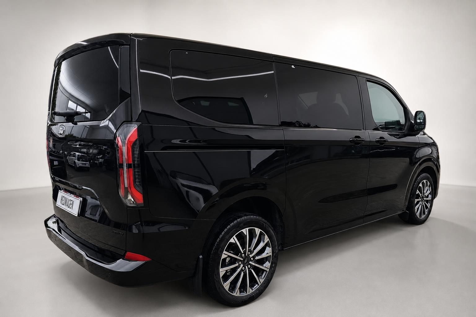 Ford Tourneo Custom schwarz, Heckdiagonale mit Alufelgen