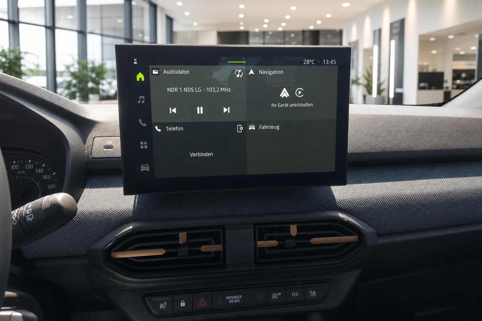 Dacia Touchscreen Infotainment-Display mit Navigation und Audio-Menü im Fahrzeuginnenraum