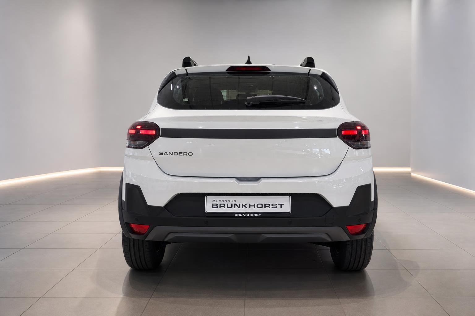Dacia Sandero weiss Heckansicht mit Rückleuchten im Autohaus Brunkhorst