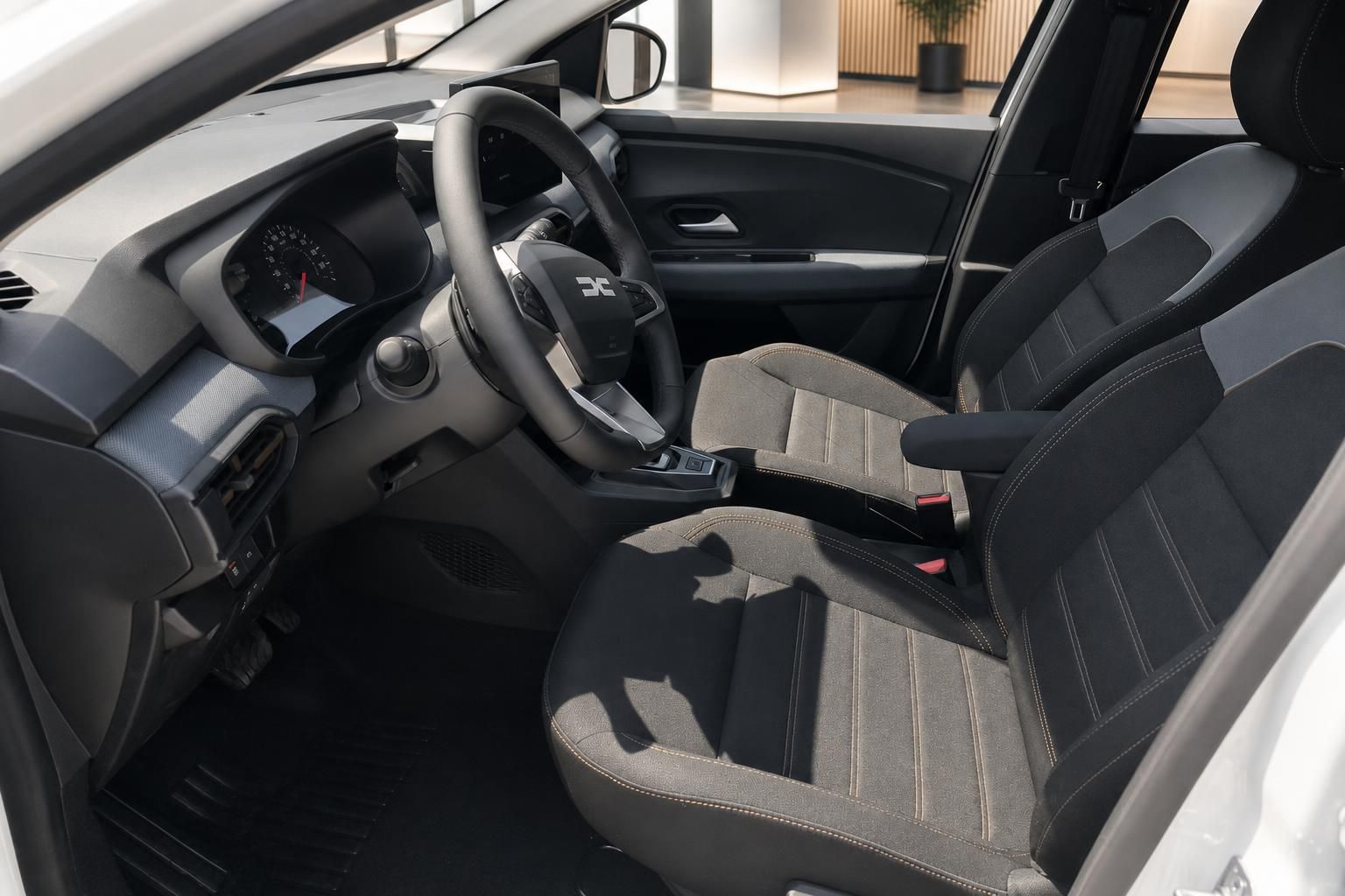 Dacia Sandero Innenraum Vordersitze mit Lenkrad und Armaturenbrett