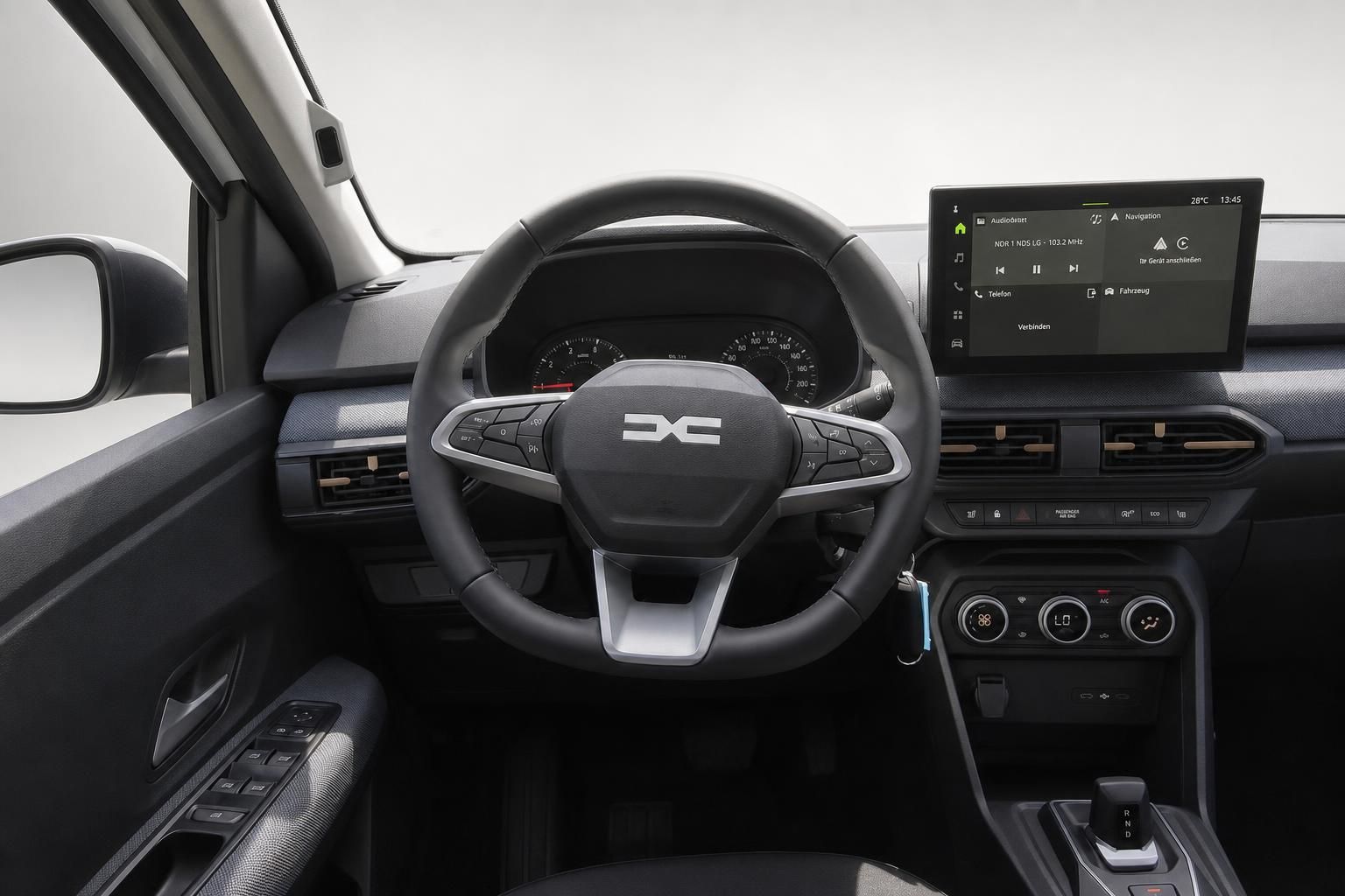Dacia Innenraum Cockpit mit Lenkrad, Tacho und Touchscreen-Infotainmentsystem