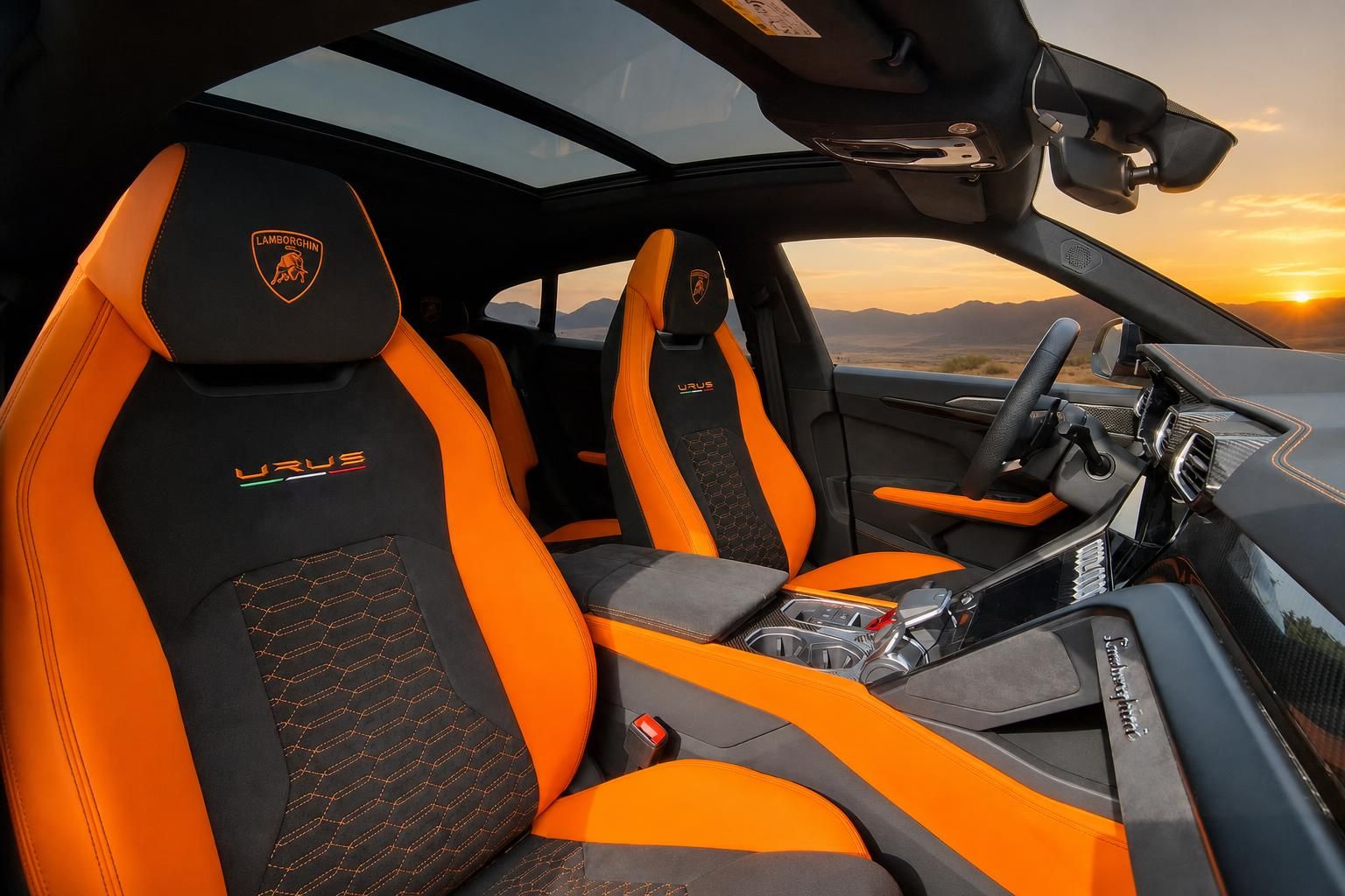 Lamborghini Urus Innenraum orange-schwarze Sportsitze mit URUS-Schriftzug und Panoramadach