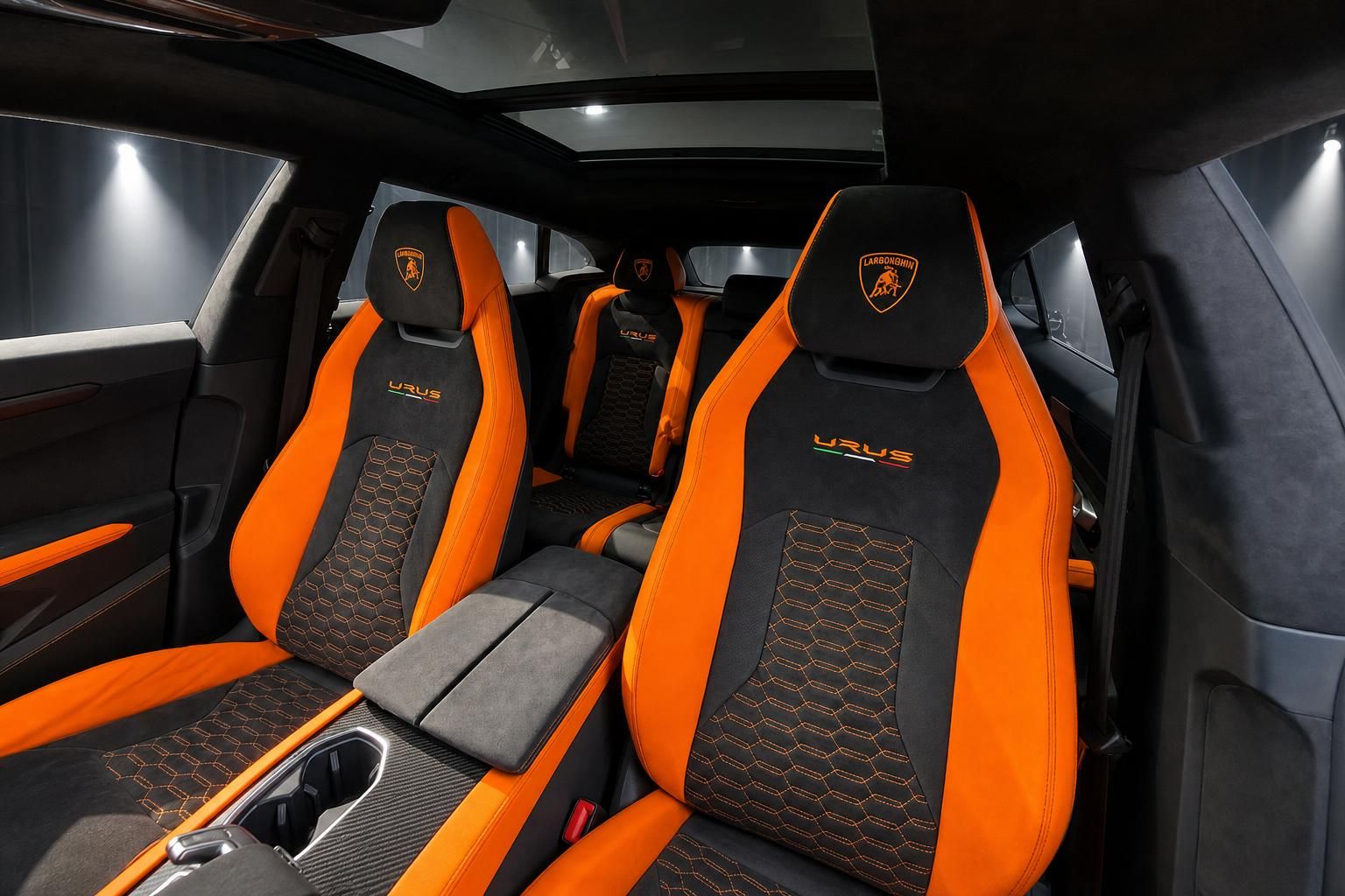 Lamborghini Urus Innenraum Vordersitze orange-schwarz mit Alcantara und Hexagon-Steppung