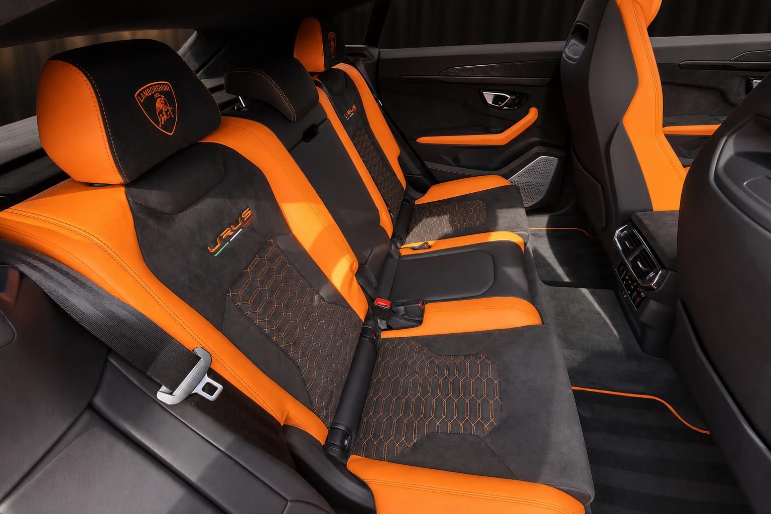 Lamborghini Urus Rücksitze orange-schwarz Leder Alcantara mit Urus-Schriftzug und Lamborghini-Logo