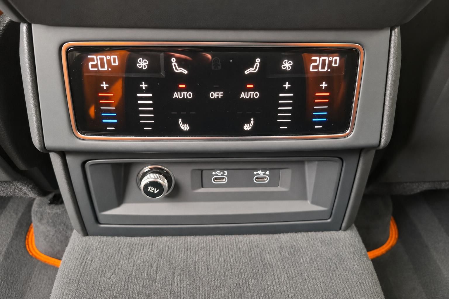 Lamborghini Urus Klimabedienung Fond mit Sitzheizung USB-C Anschlüssen und 12V Steckdose