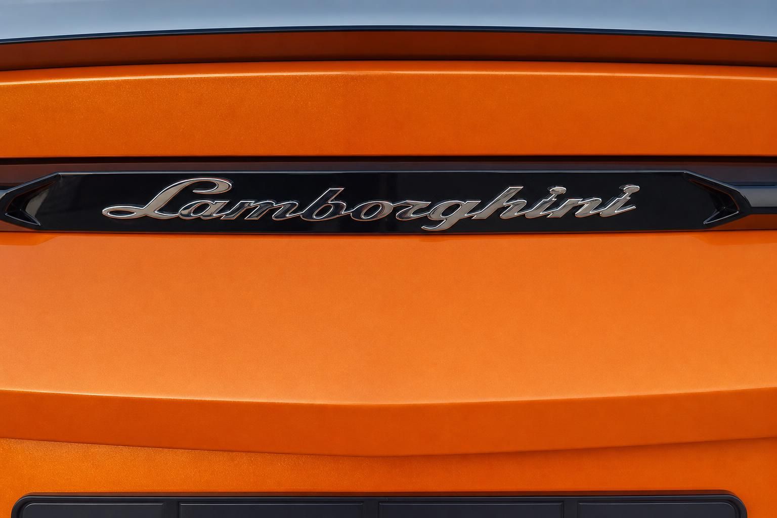Lamborghini Urus Heckdetail orange Metallic mit Lamborghini Schriftzug Chromemblem