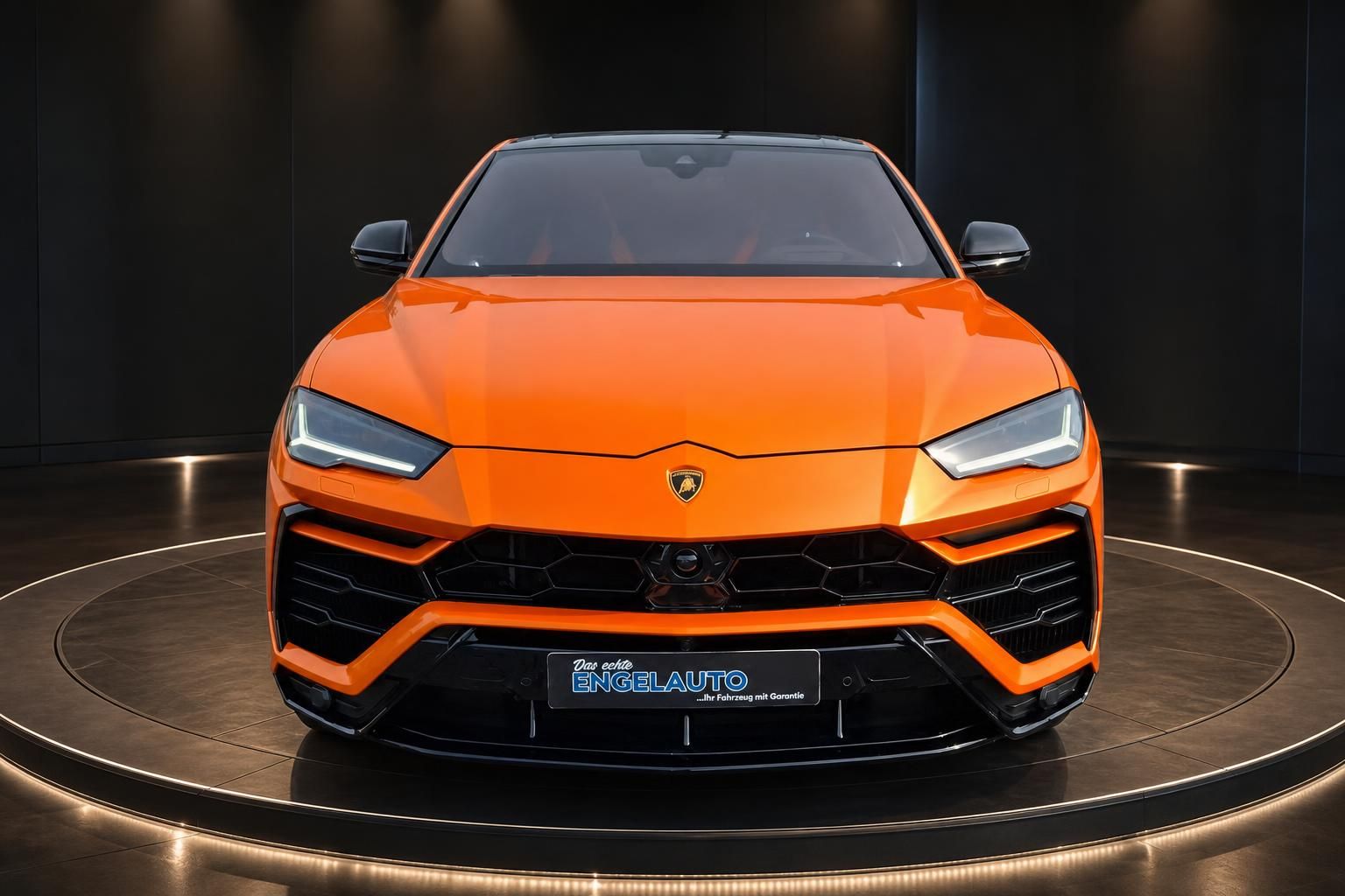 Lamborghini Urus orange Frontansicht im Showroom – sportlicher Super-SUV mit Drehscheibe