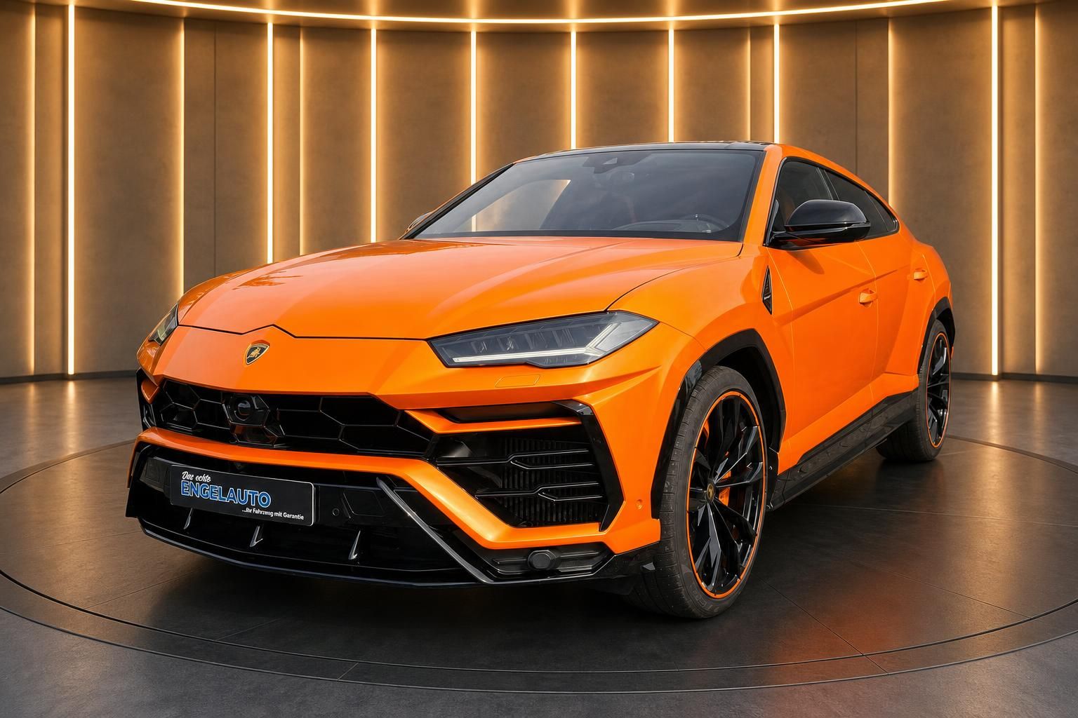 Lamborghini Urus orange Frontansicht schräg im Showroom – sportlicher Luxus-SUV kaufen