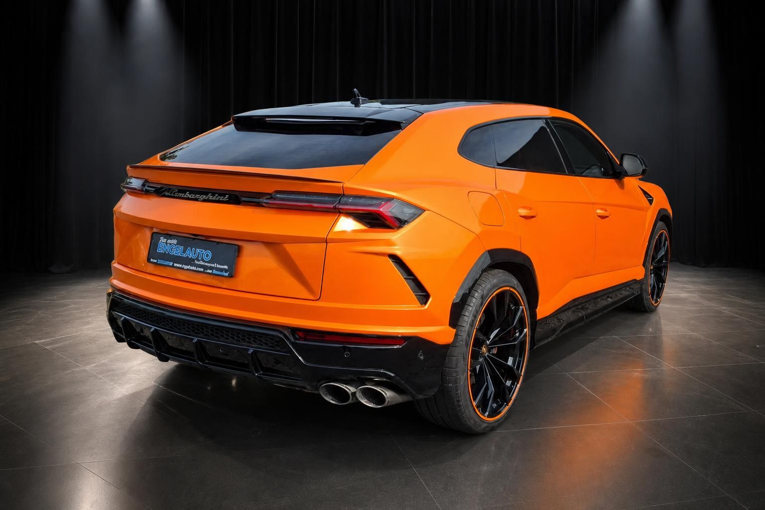 Lamborghini Urus orange Heckansicht mit Diffusor und Quad-Auspuff – Super-SUV gebraucht