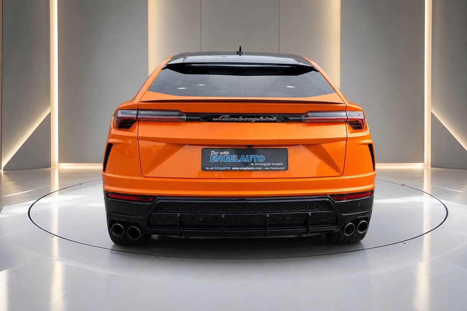 Lamborghini Urus orange Heckansicht mit Diffusor und Quad-Auspuff in modernem Showroom