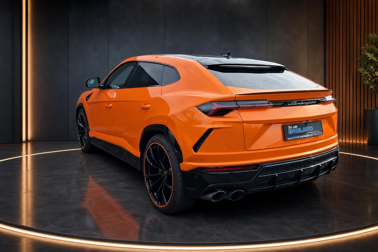 Lamborghini Urus orange Heck-Seitenansicht mit Sportauspuff und schwarzen Leichtmetallfelgen