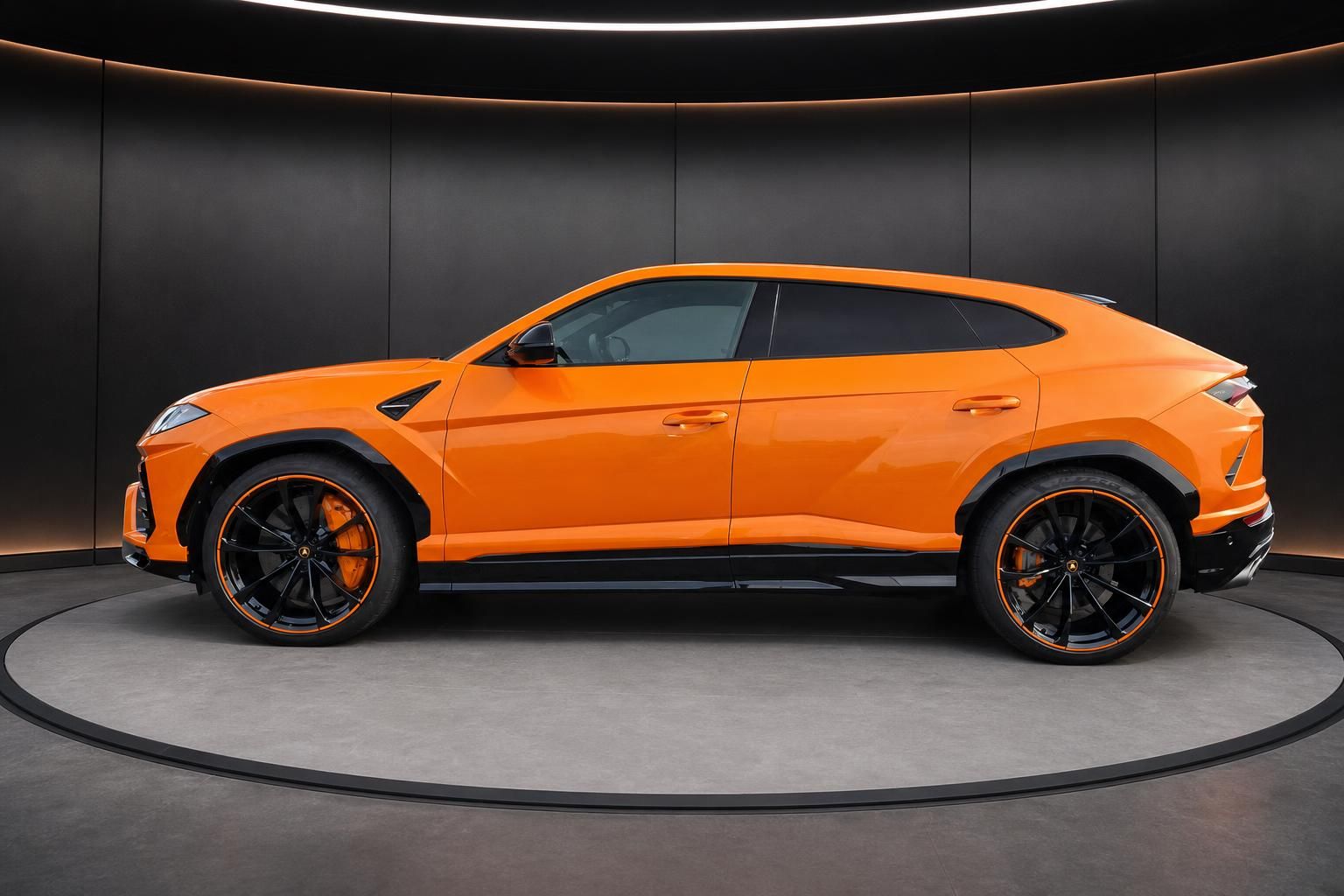 Lamborghini Urus orange Seitenansicht mit schwarzen Sportfelgen und orangenen Bremssätteln