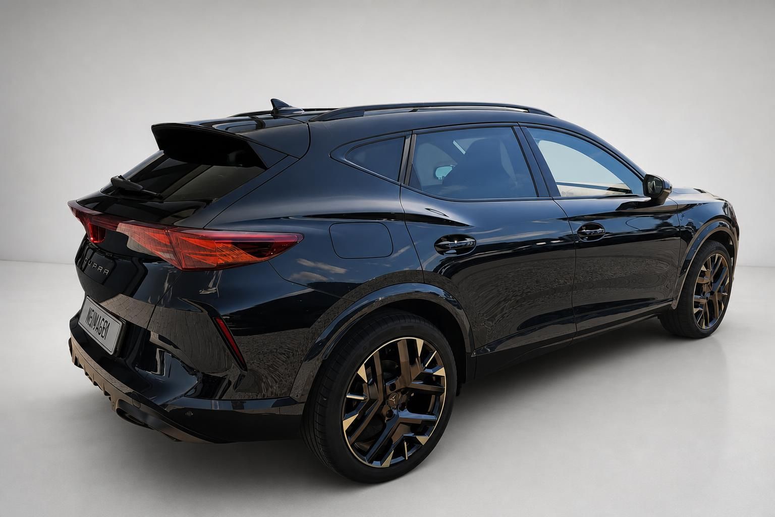 Cupra Formentor schwarz Heckansicht mit Bronze-Felgen im Studio