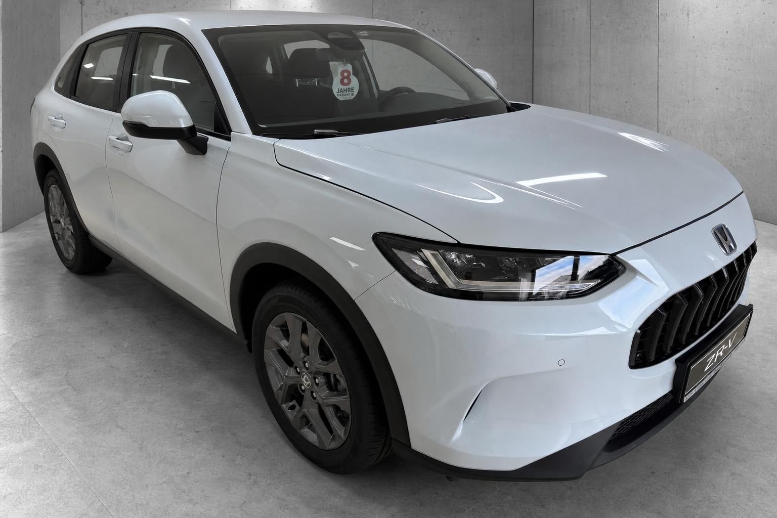 Honda ZR-V weiss Frontansicht schraeg im Autohaus