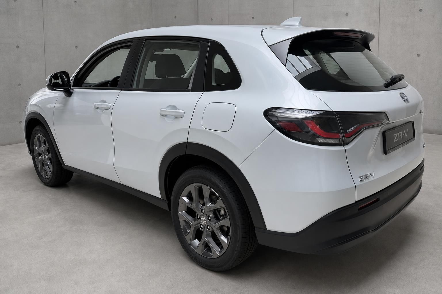 Honda ZR-V weiss Heckansicht seitlich im Studio