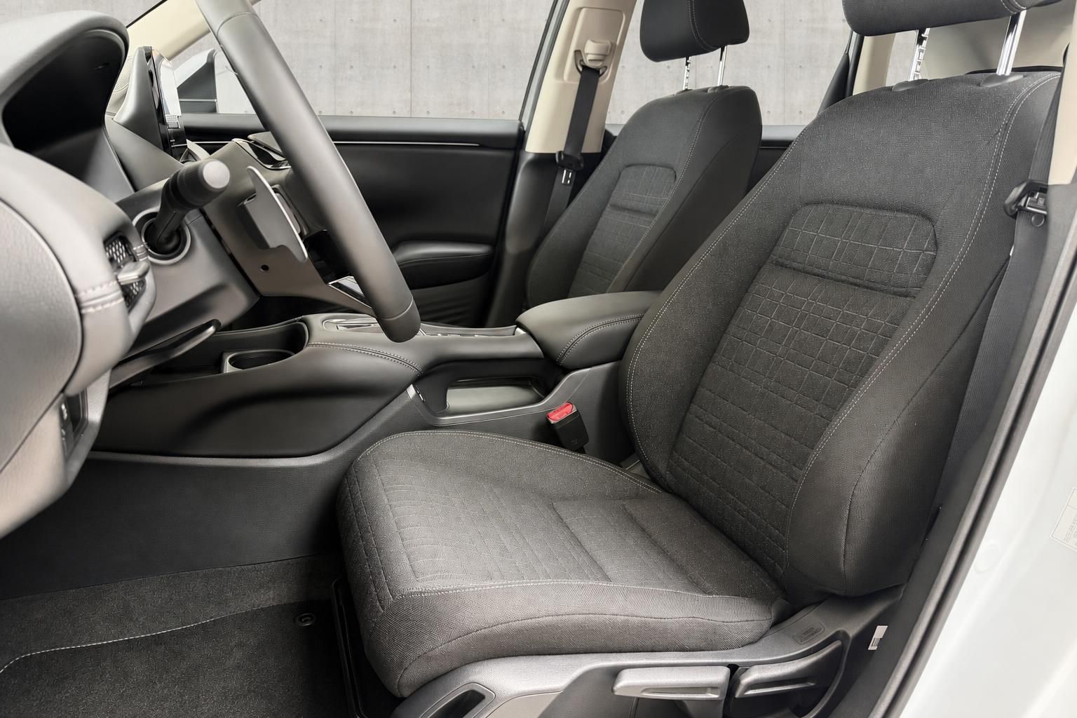 Vordersitze mit schwarzem Stoffbezug im Honda Innenraum