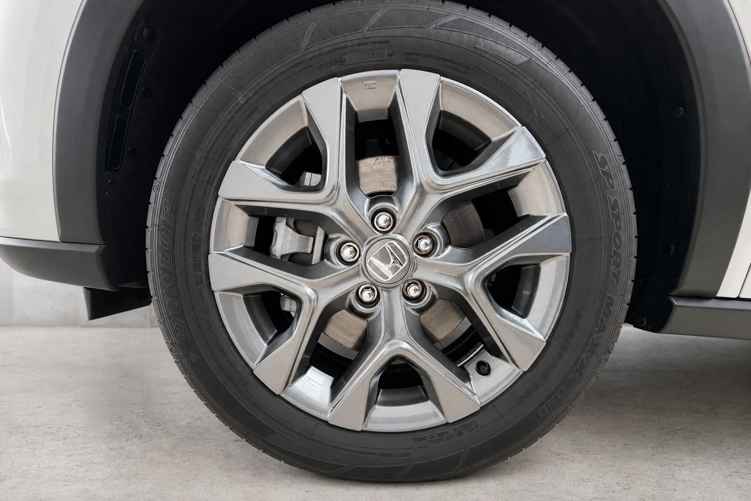 Leichtmetallfelge mit Honda Logo und Dunlop Reifen im Detail