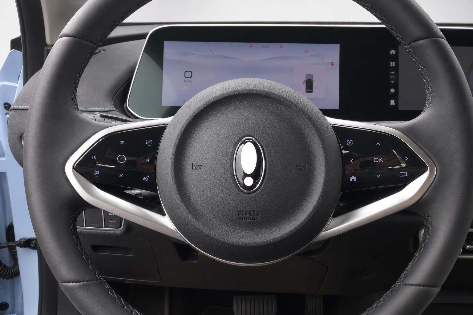 Lenkrad mit Multifunktionstasten und digitalem Kombiinstrument im Fahrzeuginnenraum