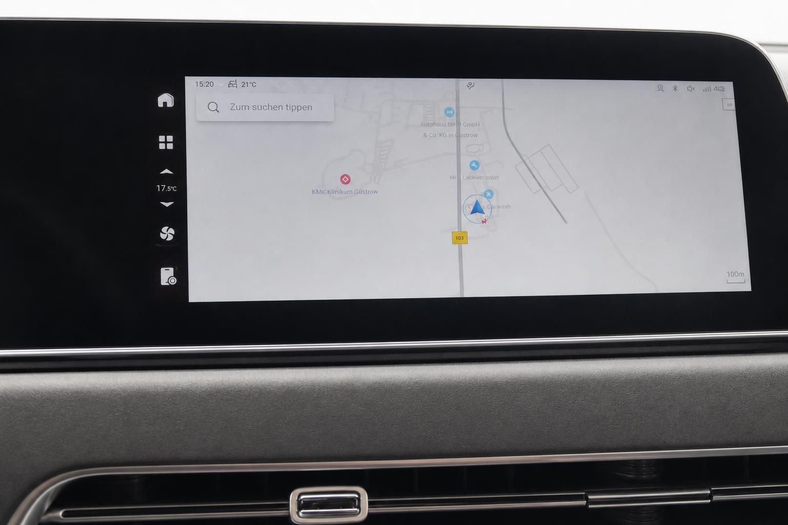Navigationssystem mit Kartenansicht auf dem Infotainment-Display im Auto