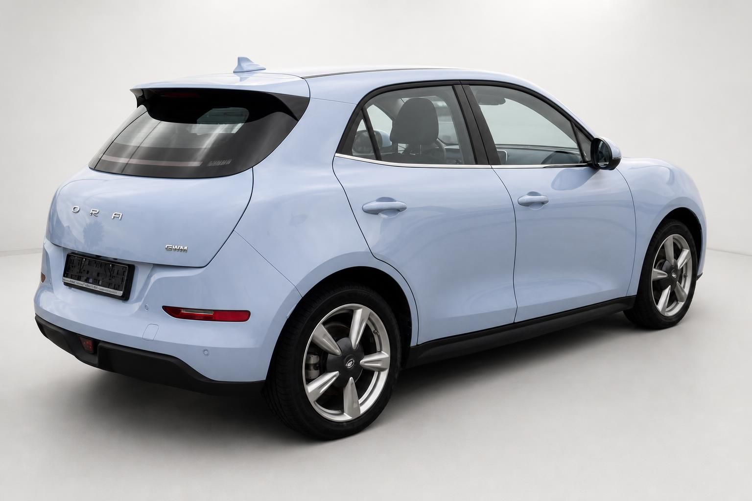 ORA GWM Elektroauto hellblau, Seiten- und Heckansicht