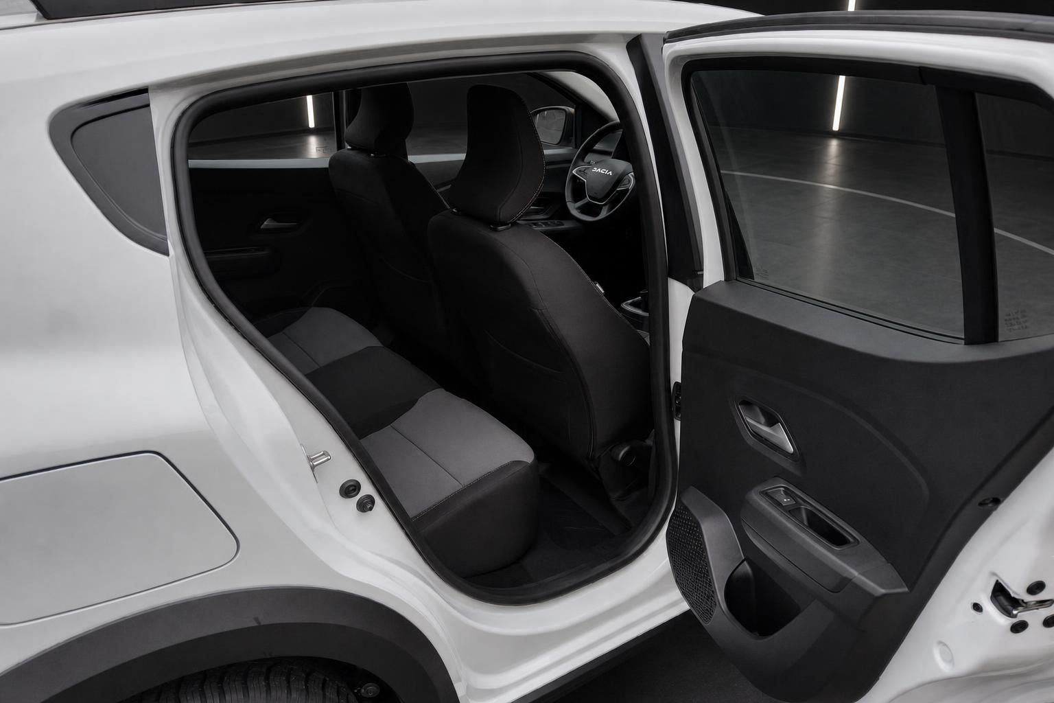 Dacia weiß Rücksitze und Innenraum durch offene Hecktür