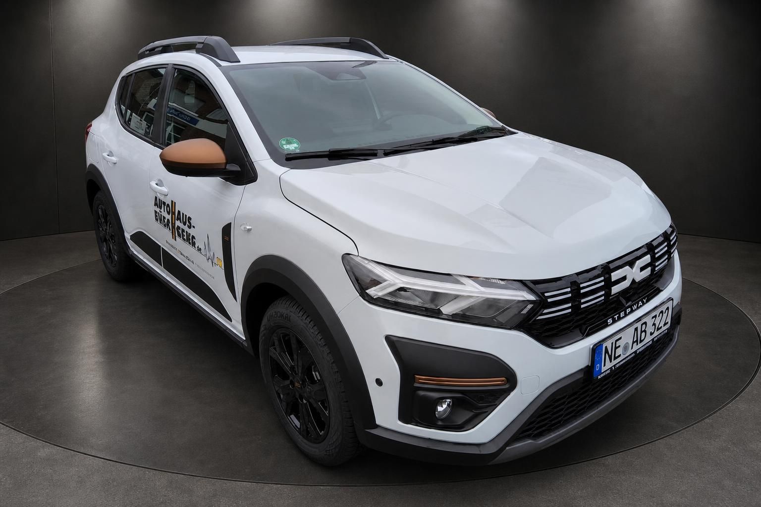 Dacia Sandero Stepway weiß Frontansicht mit Händlerbeschriftung