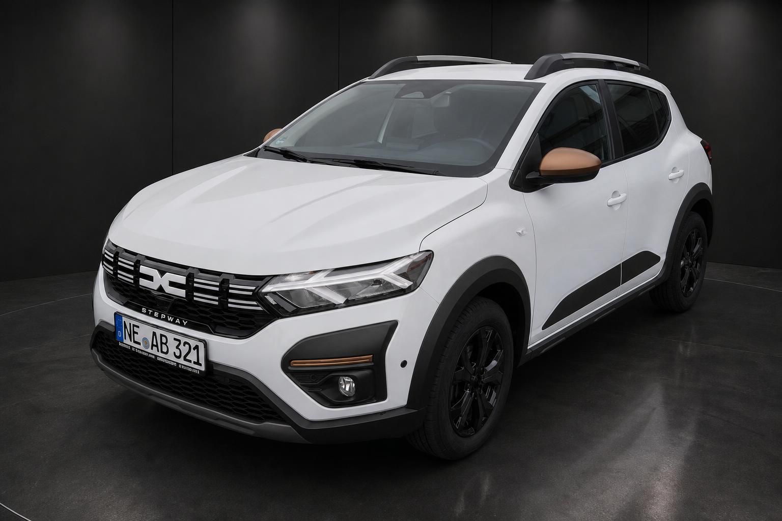 Dacia Sandero Stepway weiß Frontansicht im Studio