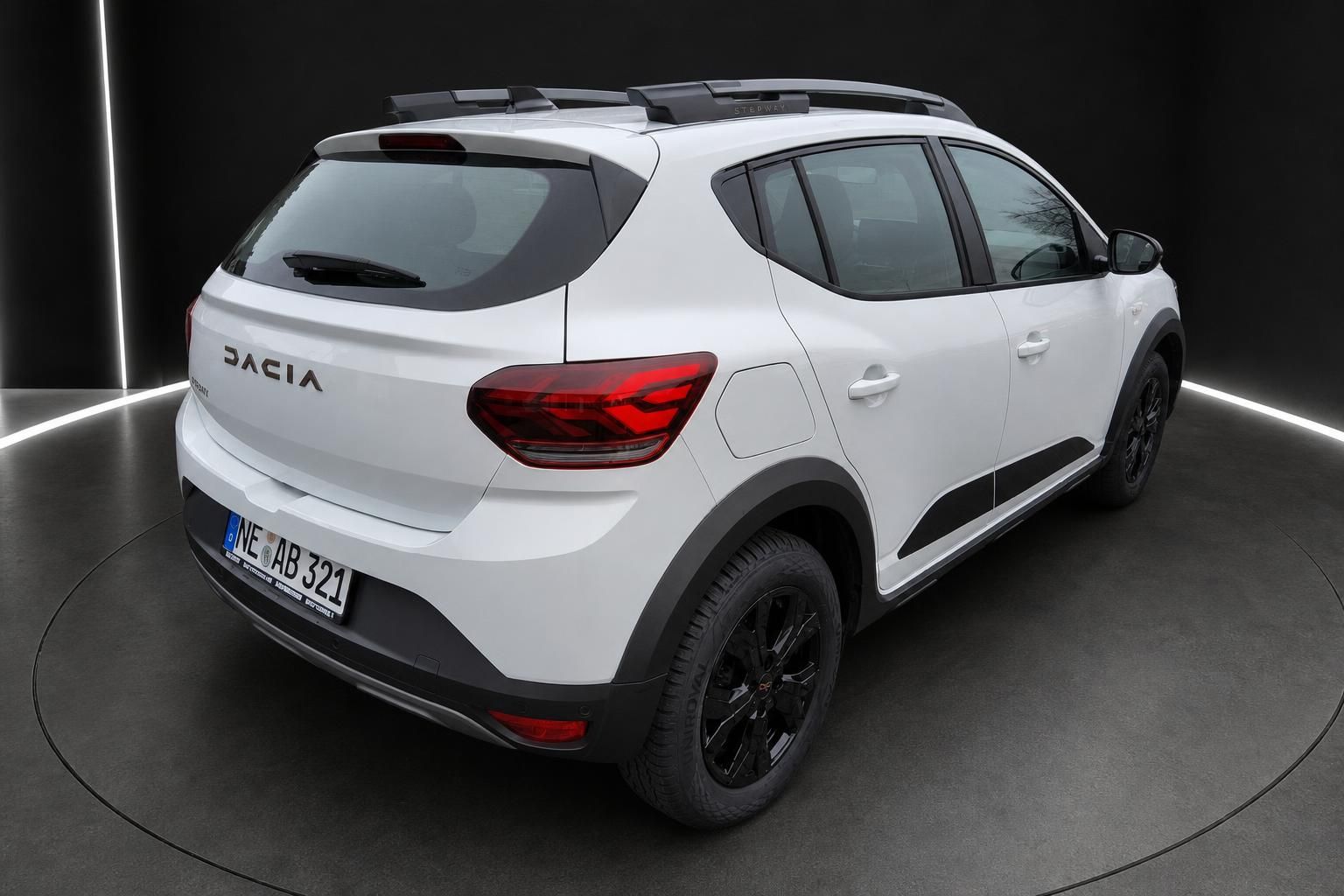 Dacia Sandero Stepway weiß Heckansicht mit Dachreling
