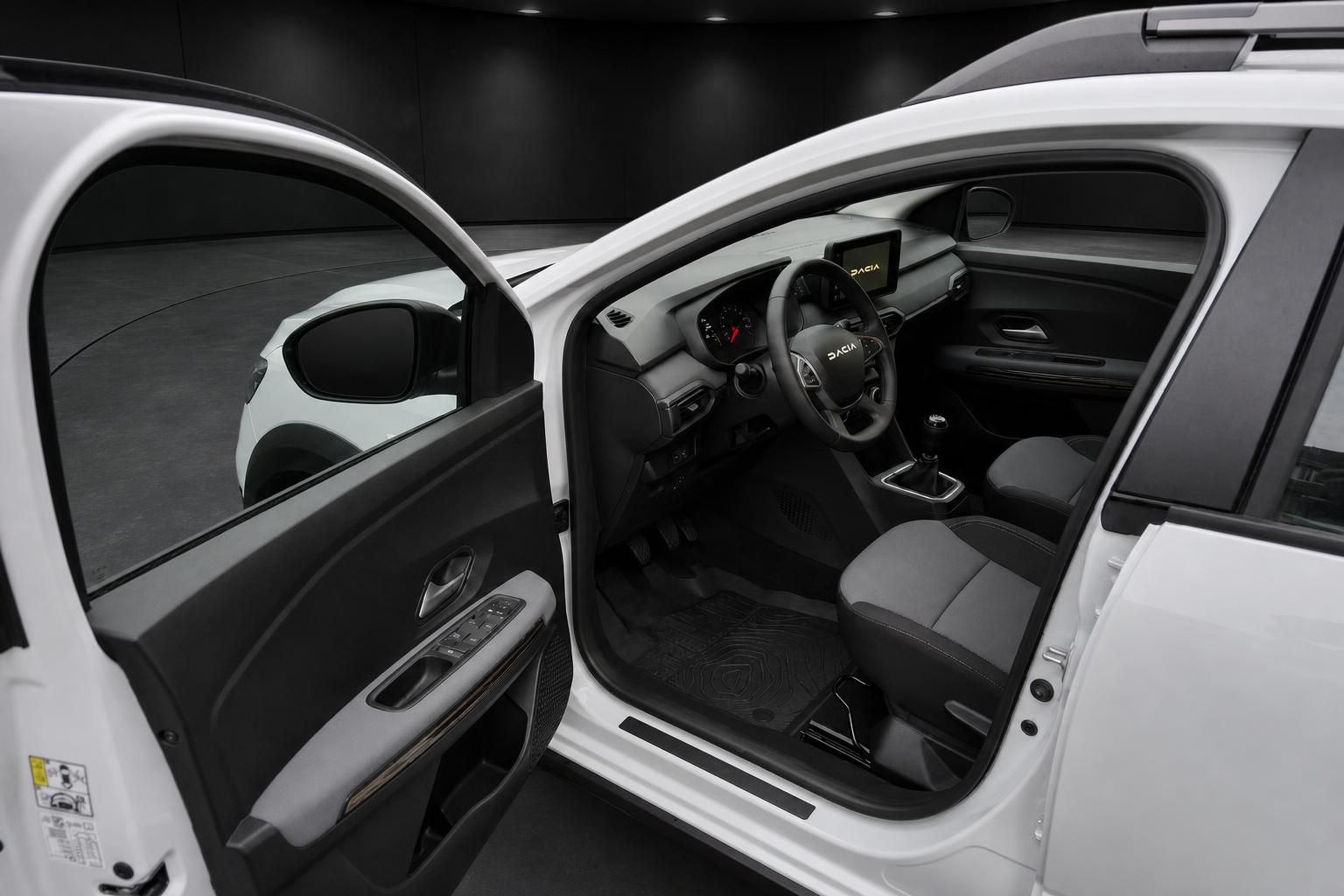Dacia Sandero Innenraum mit geöffneter Fahrertür und Cockpit