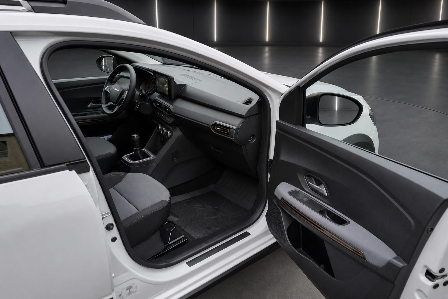 Dacia weiß Innenraum Cockpit durch geöffnete Fahrertür
