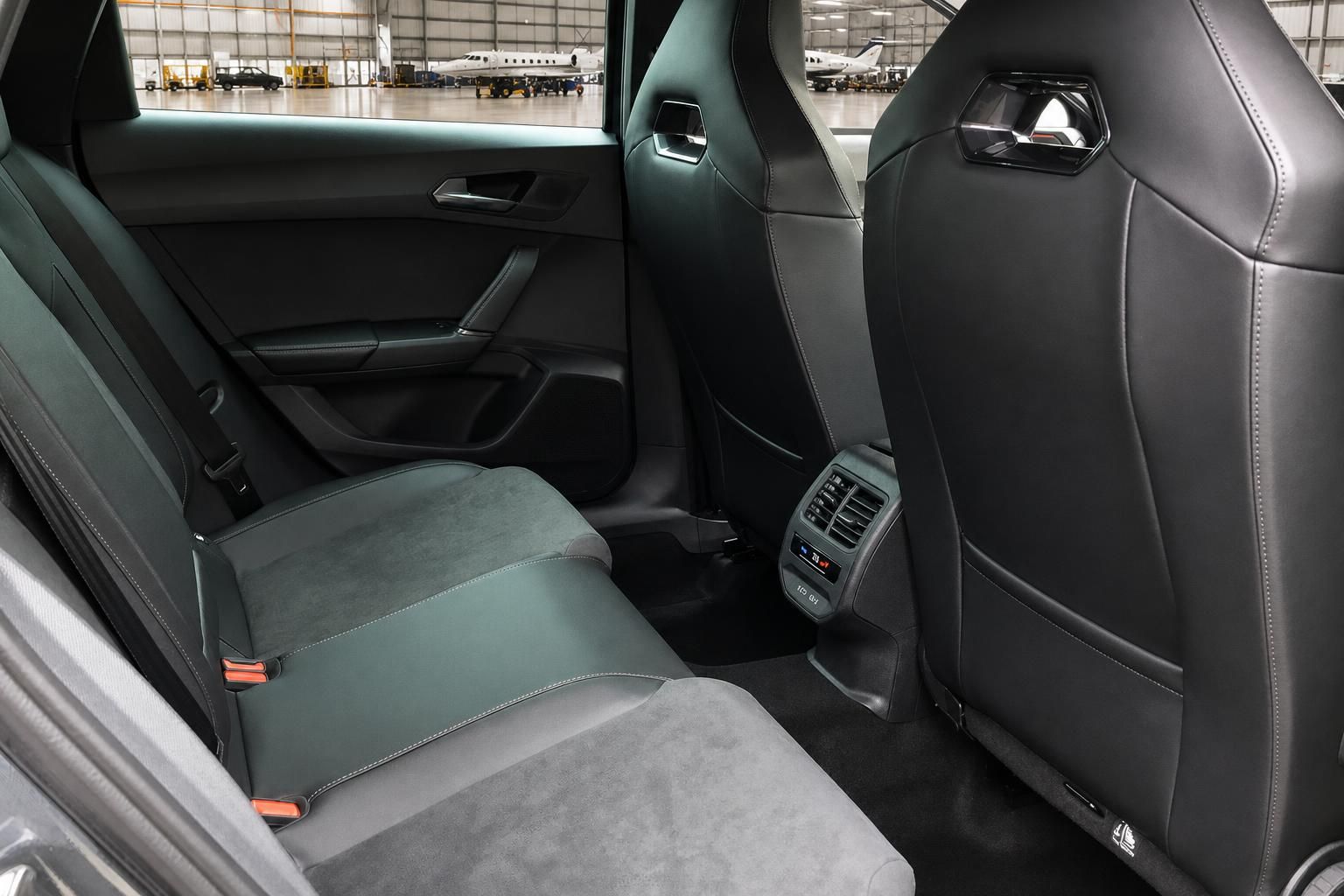 Cupra Leon Innenraum Rücksitze grau-schwarz Leder Alcantara Ausstattung