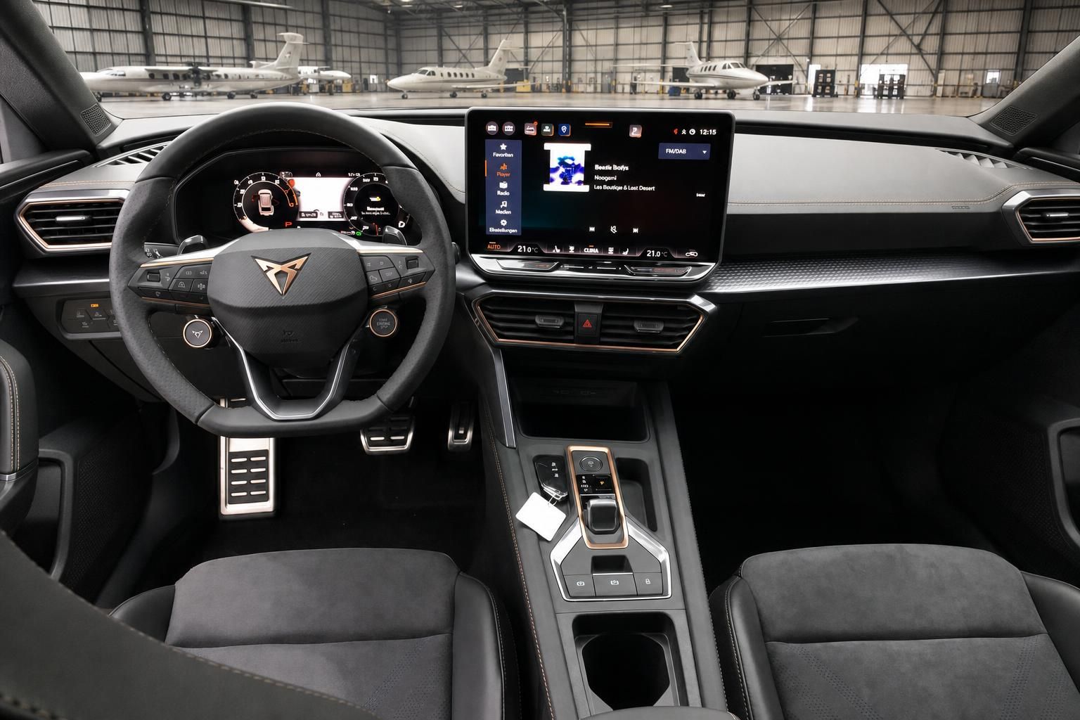 Moderner Fahrzeuginnenraum mit digitalem Cockpit und Touchscreen-Display