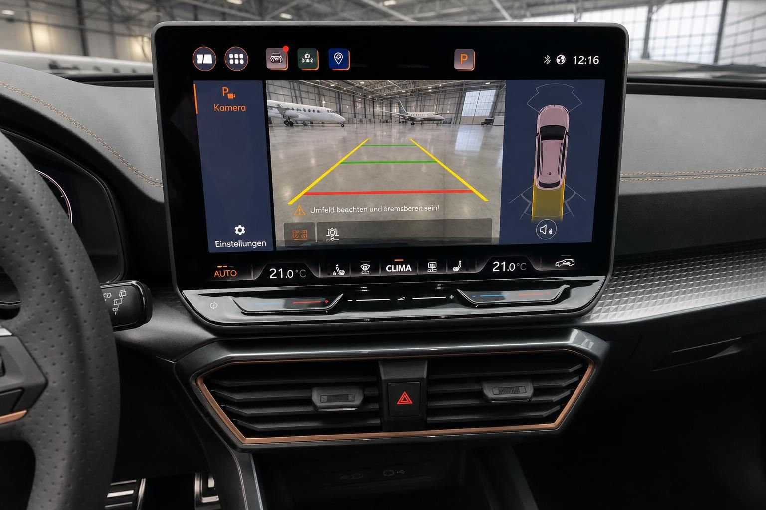 Cupra Infotainment-System mit Rückfahrkamera und Navigationsdisplay im Cockpit