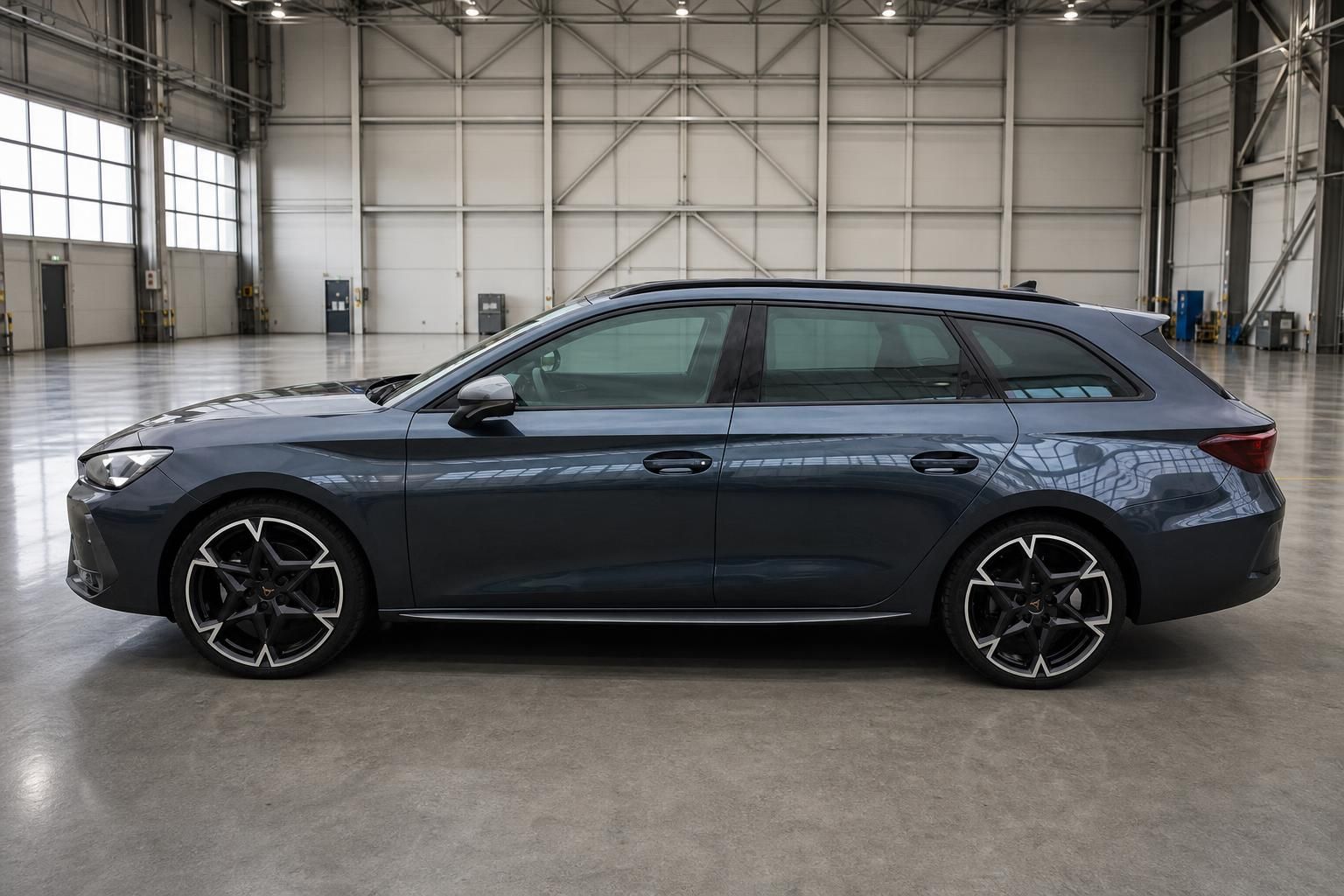 Cupra Leon ST Kombi grau Seitenansicht links in Industriehalle