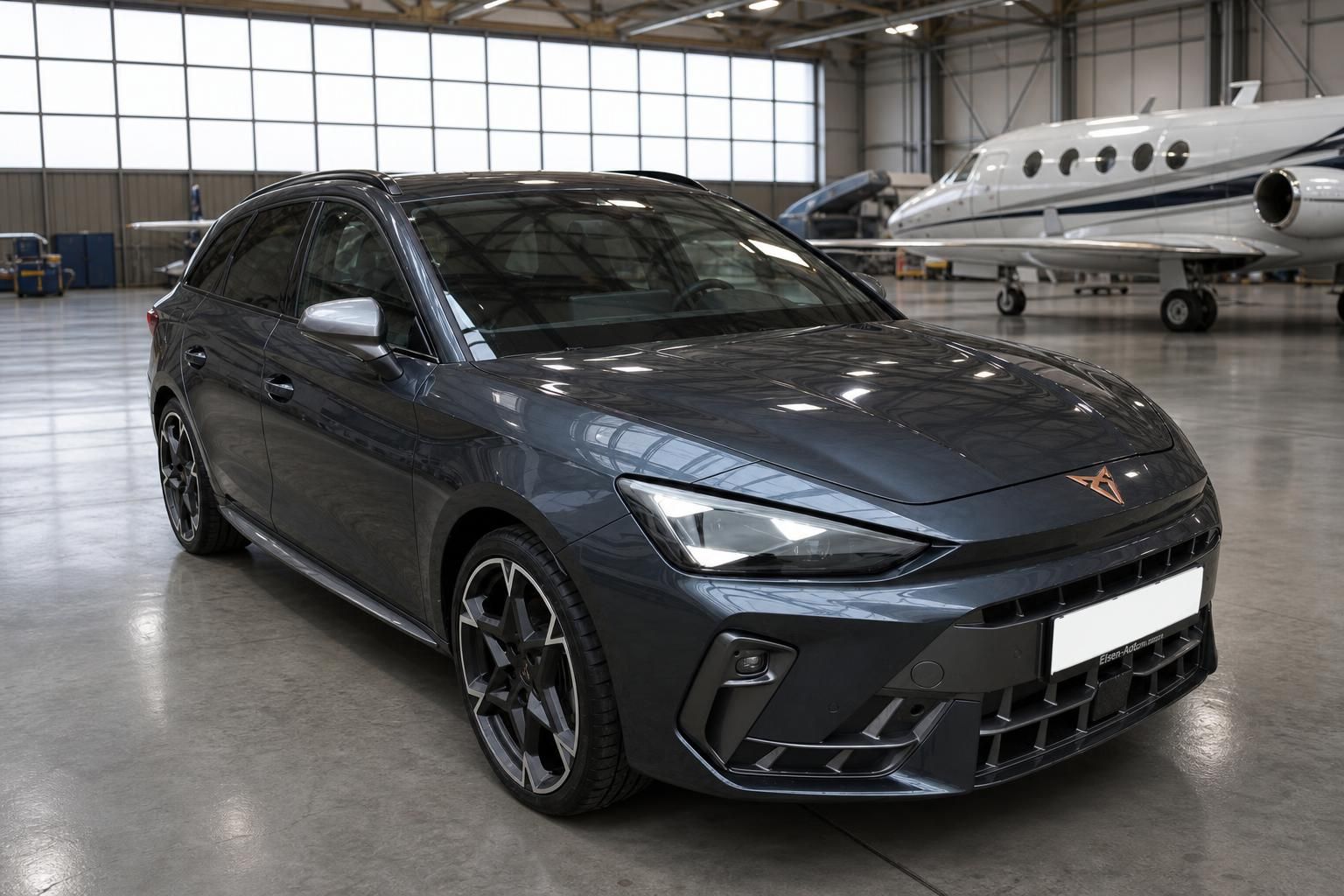 Cupra Elektroauto Schrägansicht vorne links grau metallic im Hangar