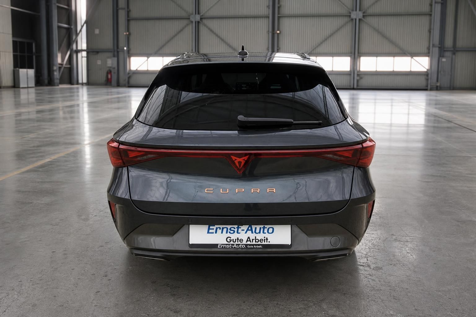 Cupra Elektroauto Heckansicht grau metallic mit rotem Logo bei Ernst-Auto