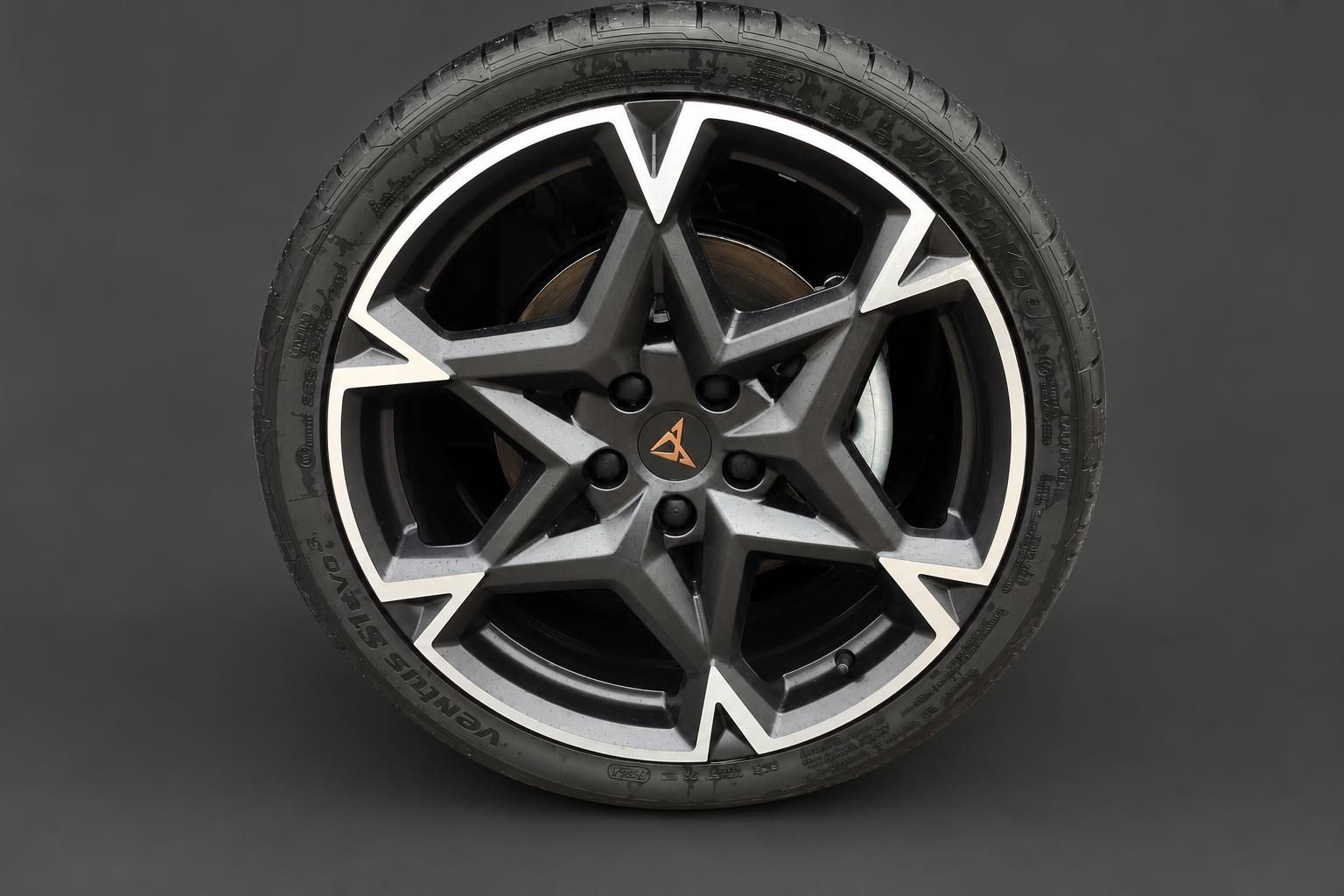 Detailaufnahme Leichtmetallfelge mit Cupra Logo und Reifen Nahaufnahme